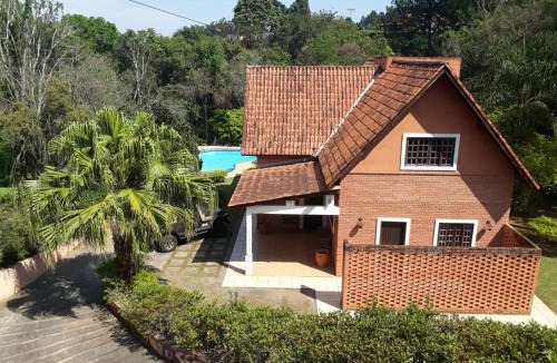 Ibiuna House | Linda casa em condomínio ecológico de alto padrão a 1h de SP, Terreno de 1500m2 com amplo gramado e piscina, WiFi para Home Office, Área gourmet com churrasqueira, forno de pizza e lareira aconchegante