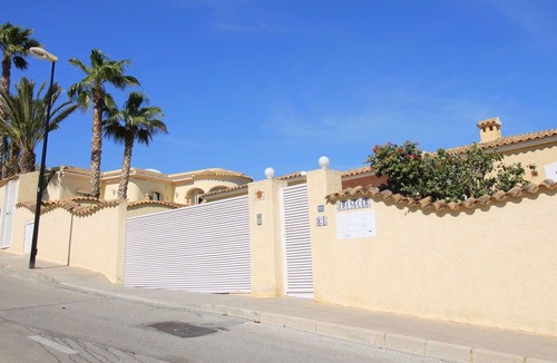 La Colina Apartment | Lovely apartment for 3 people with pool, A/C, WIFI, TV, terrace and parking