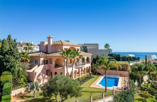 Torrequebrada House | Luxuriöse Villa mit beheiztem Pool und Whirlpool by Interhome
