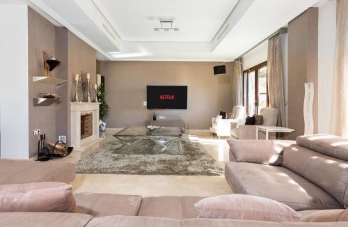Benahavis Villa | Luxury 4BR Villa - Benahavis Hills & Country Club