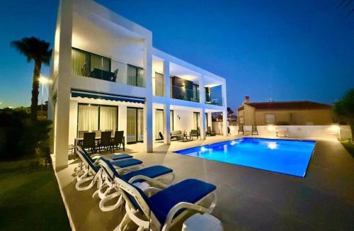 San Fulgencio Villa | Luxury villa with large swimming pool and outdoor area