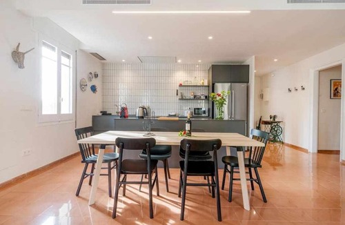 Eixample Apartment | New top floor apt with a lot of light & air-con