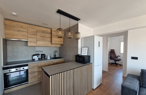 Castello de la Plana Apartment | Paz Central Tower - Pets OK!