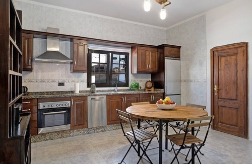 Soo House | Peaceful Villa near Famara – Ideal for Families & Groups, Up to 9 Guests (House + Studio)