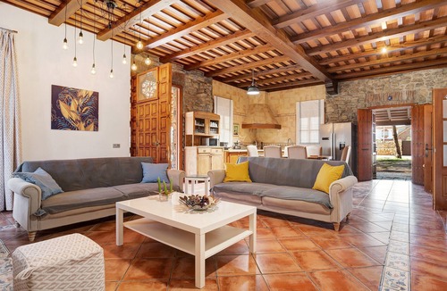 Chiclana de la Frontera House | Pet-Friendly Holiday Home 'Casa Dago' close to the Beach with Pool & Wi-Fi