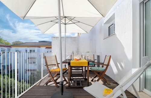 Los Remedios Apartment | Quiet 3-Bedroom Apartment with a Terrace in Los Remedios