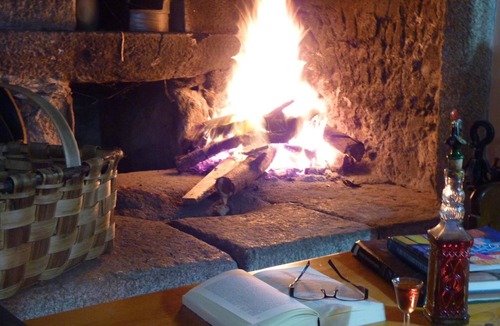 Callobre House | Room 'Horta' with Mountain View, Shared Terrace and Wi-Fi
