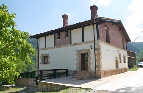 Valle de Carranza Apartment | Room with Mountain Views, Shared Garden and Wi-Fi