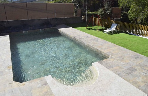 Becerril de la Sierra Ski Chalet | Rural house with heated swimming pool. Routes on foot and on horseback. Pets are allowed.