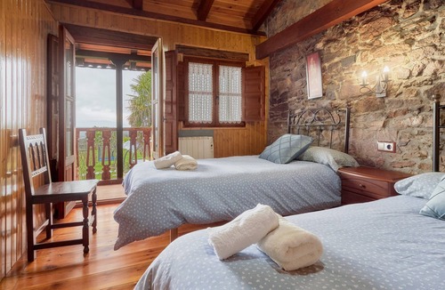 Noceda House | Rural House 'Abuelo Jose II' in El Bierzo with Mountain Views and Balcony