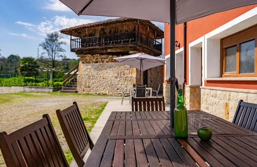 Soto de las Duenas House | Rural house 'La Xana' with mountain views, pool and barbecue