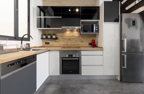 En Corts Apartment | Ruzafa Essential. WiFi + Air Conditioning + 4 Pax