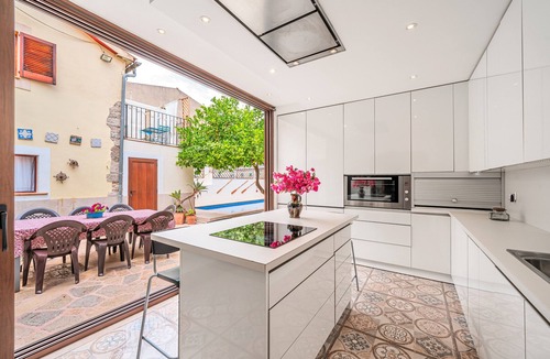 Binissalem House | Sa Llimonera de Binissalem, Holiday Home with Pool, 6 Bedrooms & Air Conditioning