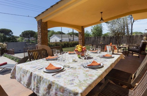 Sils House | Stunning private villa for 6 guests with WIFI, private pool, TV, balcony and pets allowed