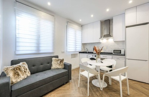 Cuatro Caminos Apartment | Urban Tranquility in Madrid with Modern Comforts