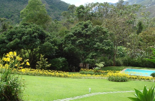 Araras House | Vale das Videiras - House 250m from the town center with 5 suites, swimming pool and sauna.
