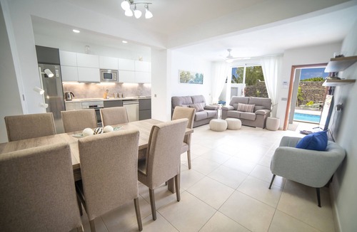 Los Mojones Villa | Villa Ananda. 3 bedrooms en-suite, Sleep 8 people free AC, heated pool & Jacuzzi