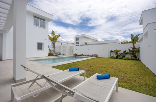 Poblado Sancti Petri Villa | Villa 'Miami' with Lake View, Wi-Fi and Air Conditioning