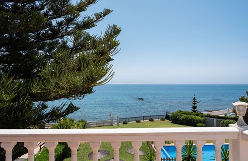 Sitio de Calahonda Villa | Villa Playa - Spacious 5 Bedroom Beachside Villa in Mijas Costa with Pool & AC