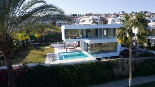 El Paraiso Villa | Villa Sandie Front Golf Cinema Room Sauna Jacuzzi Kids Playground