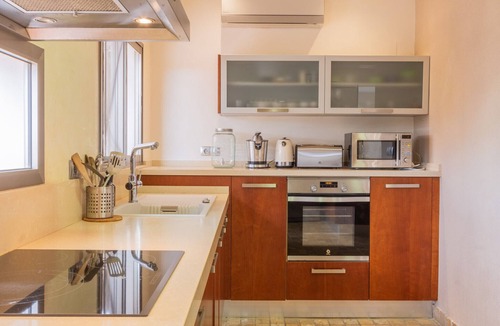Valverde Alto Ski Chalet | Villa soleada en Alicante, piscina y parking privado