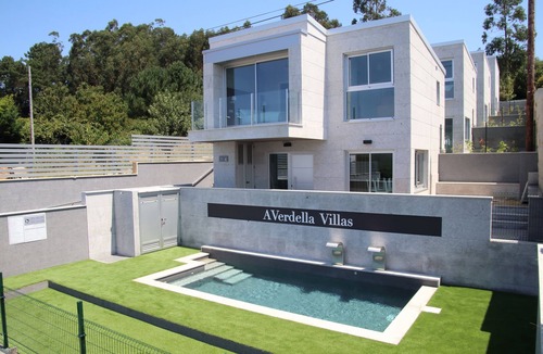 Sanxenxo House | Villas con Piscina a tan Solo 10 Minutos Caminando del Centro de Sanxenxo