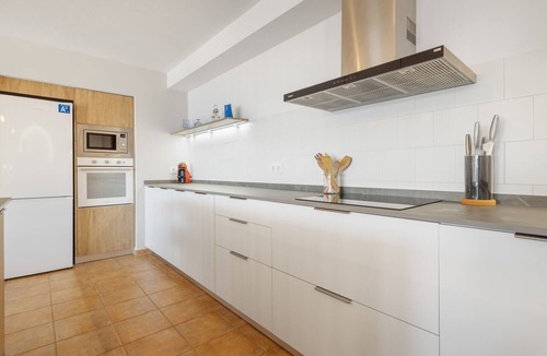 Tamarit House | Your Exclusive Seaside Oasis: 180m² Duplex, 4 Bedrooms (8 Guests), 3.5 Bathrooms