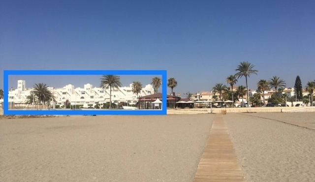 1 minute walk from the beach. Charming apartment, unbeatable location!