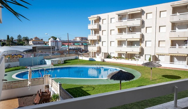 2BR Apartment in Creixell with Pool & Parking, 5min to Beach