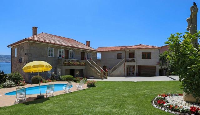 4 bedroom beach front home in Raxo