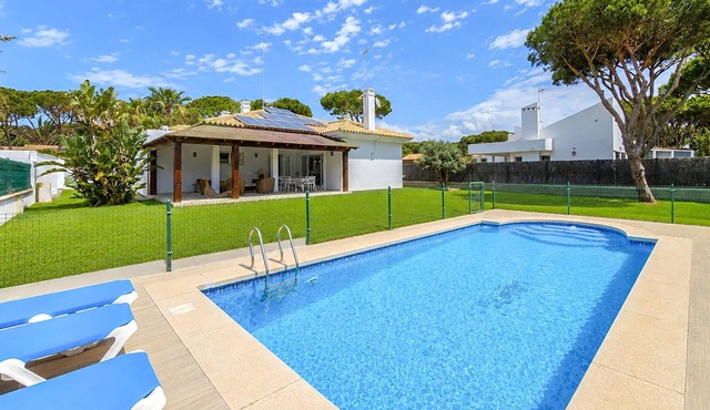 4 bedroom lovely home in Roche