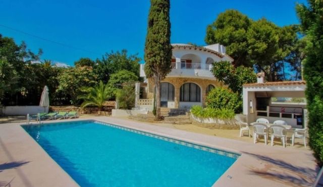 Aldebarán - Modern Interiors, Pool & Walk to Beach