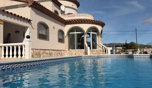 Amarella Costa Dorada House with 3 bedrooms and pool for groups and families in Les Tres Cales