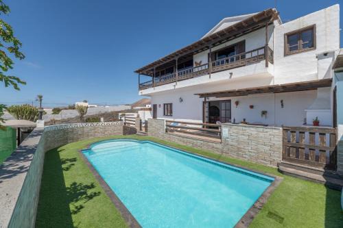Andres House, Tías