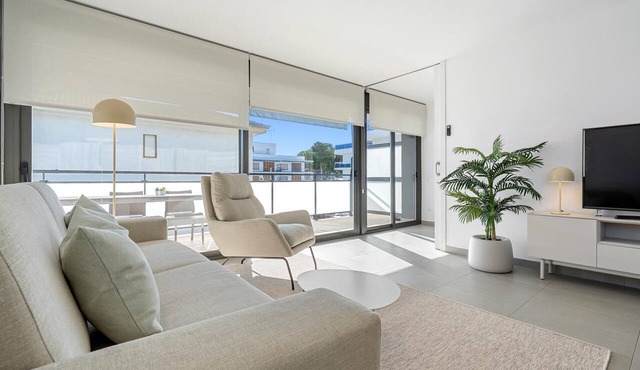 Apartment 100m beach and train with free parking