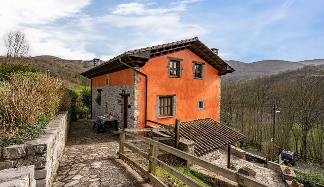 Apartment 'Fresnu' with Mountain Views, Private Terrace and Wi-Fi