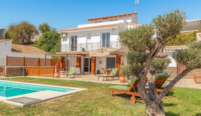 Awesome home in Mezquitilla