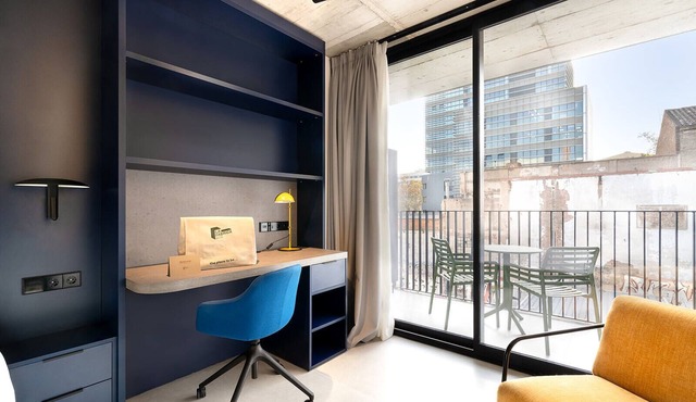 BEACH ACCOMMODATION FOR MASTERS AND MBA STUDENTS | TERRACE STUDIO KITCHENETTE in Barcelona
