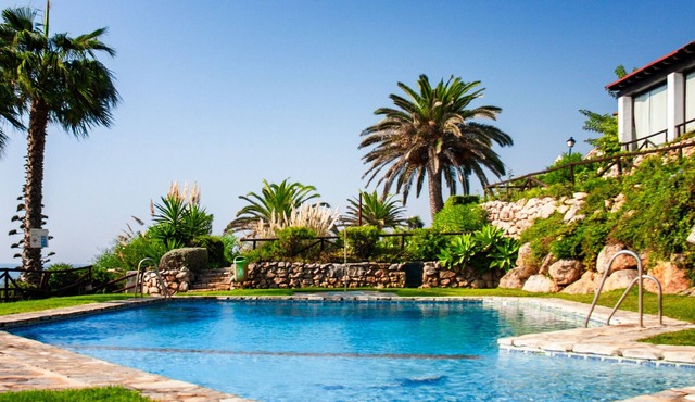 Beachfront Boho Chic I – Colorful Townhouse with Sea Views and Pools