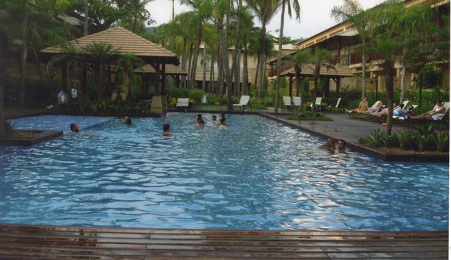 Beachfront resort-style condominium with complete leisure facilities. Apartment with 3 bedrooms and air conditioning.