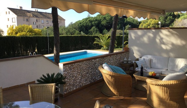 Beachside Family Apartment with Direct Pool Access