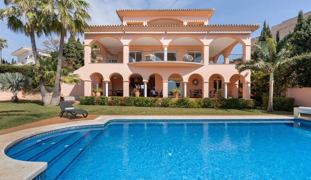 Beachside Villa with Great Sea View