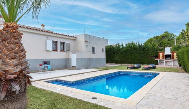 Beautiful private villa for 6 guests with private pool, WIFI, A/C, TV, patio and pets allowed