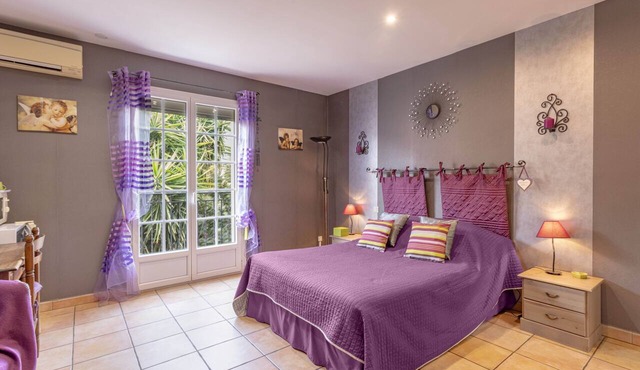 Bed and Breakfast 'Chez Nicole - Suite Familiale' with Mountain View, Wi-Fi and Air Conditioning in Millas