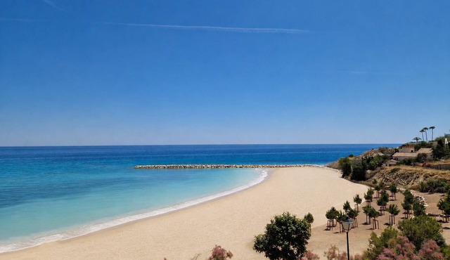 BELLA VISTA PLAYA, Costa Blanca. Right on the beach, 2 terraces—prime location!