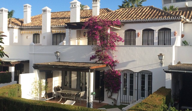 Benamara Townhouse - huge pool, wifi, garden, ac, restaurants & bars. Sleeps 11