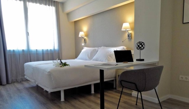 Bilbao Riverside Gem: 4 Family-friendly Units Near Zubizuri Bridge & Cen
