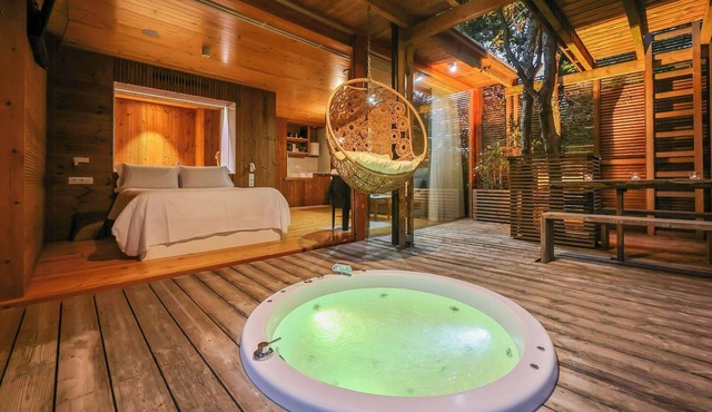 Cabin with rooftop and jacuzzi in Galician forest