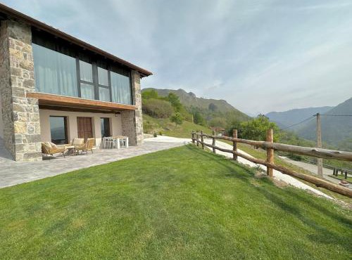 Cangas de Onis rural house with a sunset view