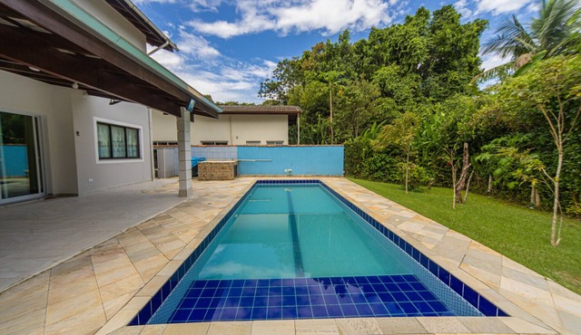 Casa com Piscina e Ar a 700m da Praia de Guaratuba